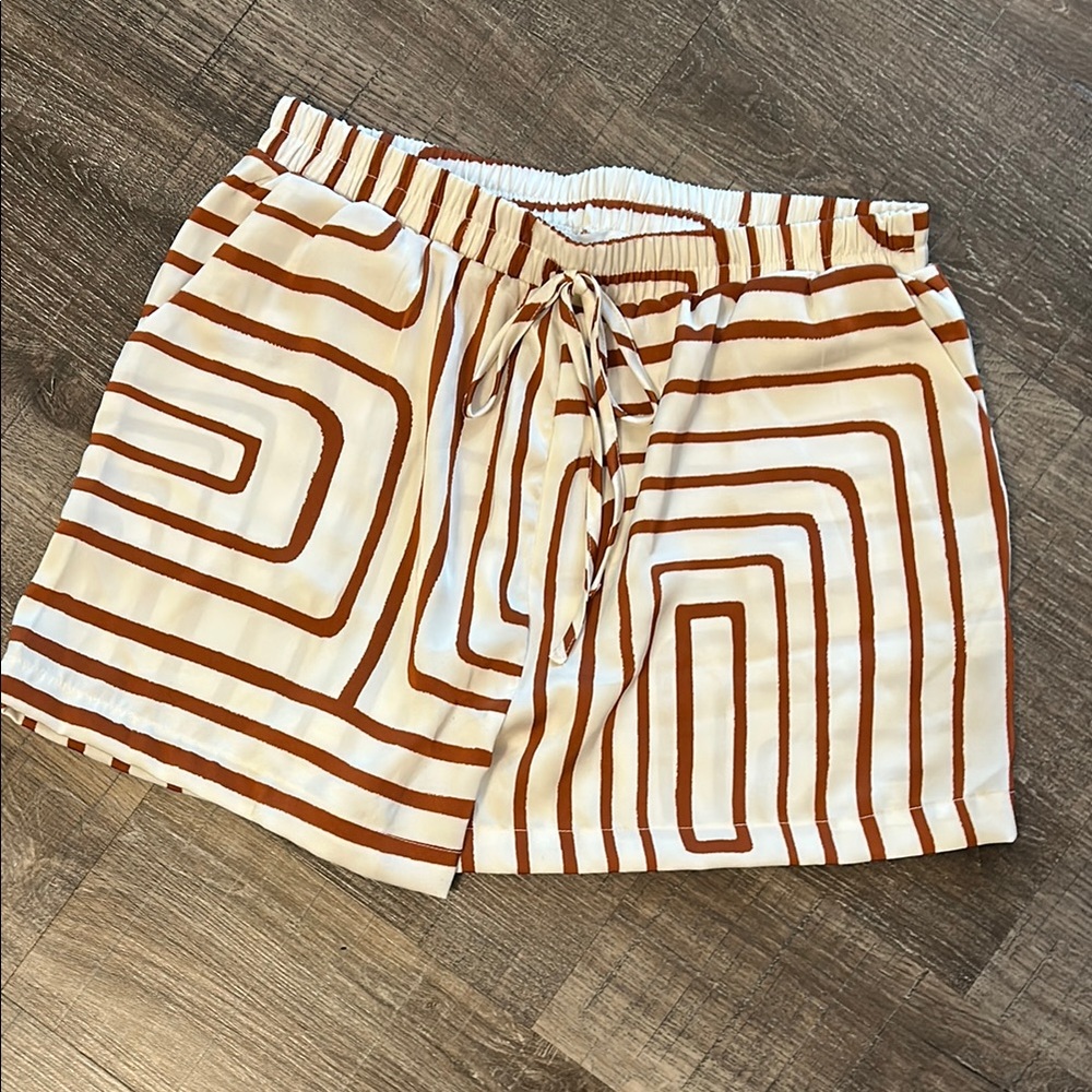 Geometric Patterned Shorts - Picture 2 of 4